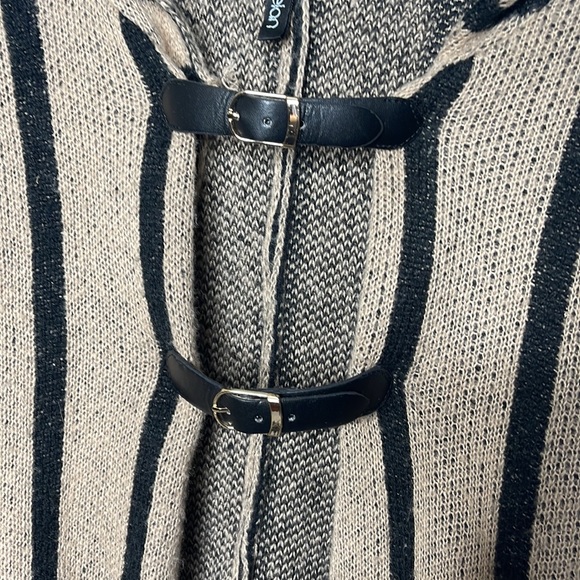 Elan Poncho Sweater With Buckle Detail Sz OSFM! - Picture 2 of 6